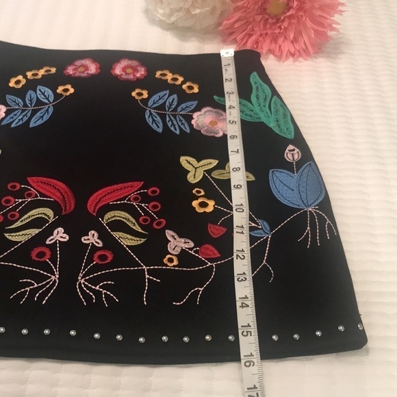Gianni Bini Black Floral Vegan Faux Suede Embroidered Skirt Size Small - Picture 10 of 12